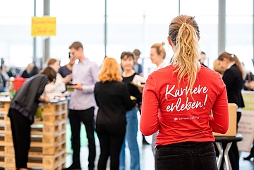 Eventbesucher*innen von hinten